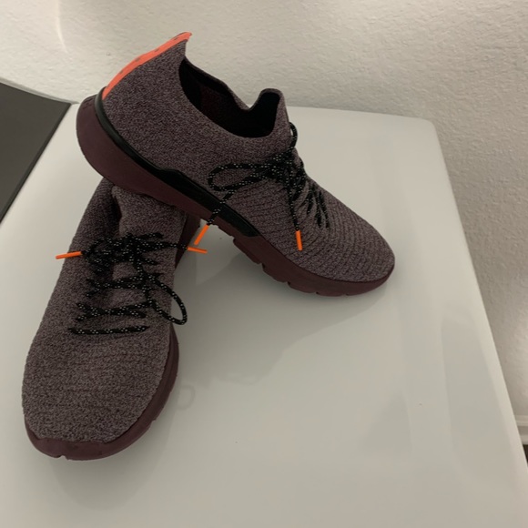 (new) Under Armour Size 12 limited edition - Picture 2 of 5